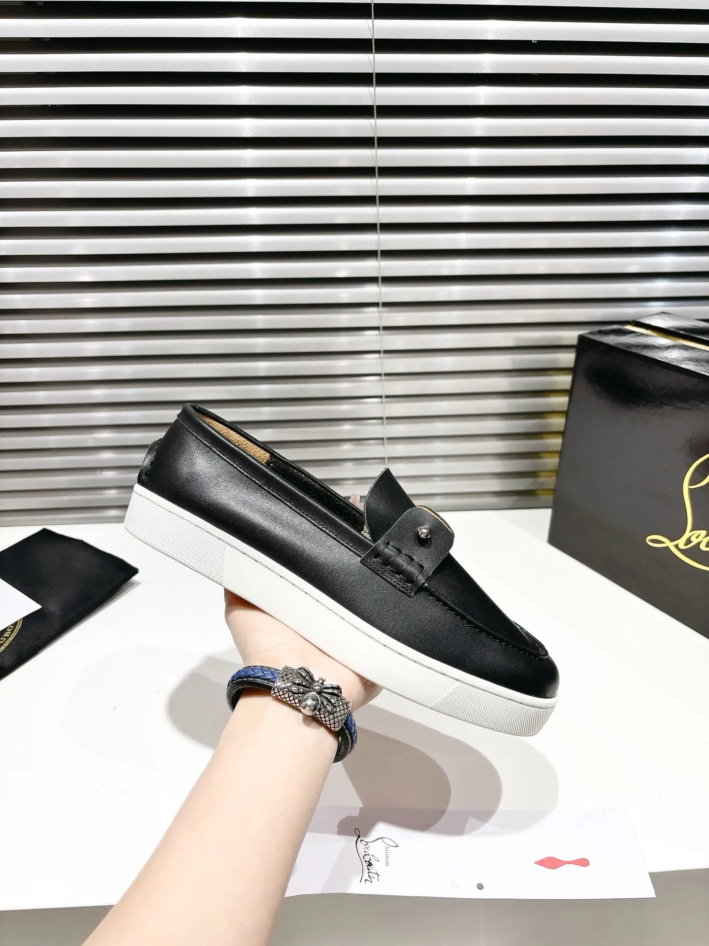 👟👟Ex-factory price 680👟👟 ╔Loft beaded black leather cover╗ ·Top version customization·2025𝐬𝐬 𝑪𝒉𝒓𝒊𝒔𝒕𝒊𝒂𝒏 𝑳𝒐𝒖𝒃𝒐𝒖𝒕𝒊𝒏 ▪️No matter the last shape, fabric, diamonds, nails, lining, outsole, they are as close as possible to ZP... ▪️The original sole is specially provided by the original factory ▪️The lining is imported water-dyed cowhide ▪️Private customization time is about 3-7 days —————— Size: Women's 35M-41M Men's 38M-47M, half size can be customized